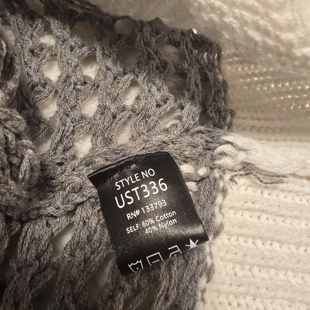 POL Gray Open-Knit Scoop Pullover with White Trim and Black Daisy. Size S - Picture 7 of 8